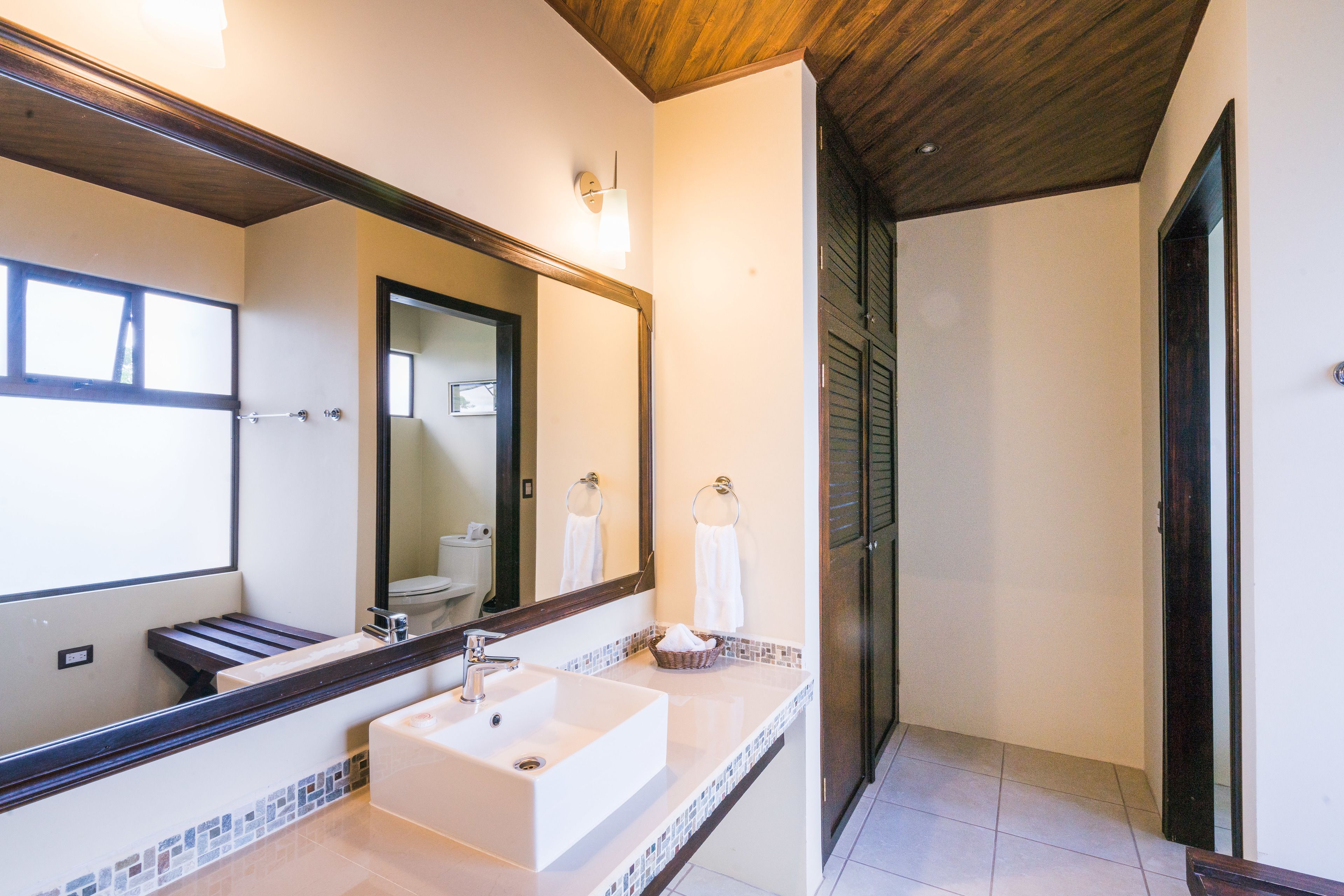 shower, rainfall showerhead, free toiletries, towels