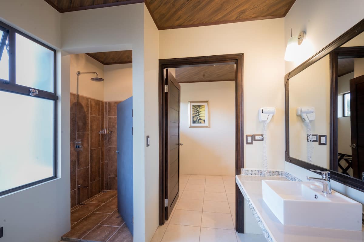 shower, rainfall showerhead, free toiletries, towels