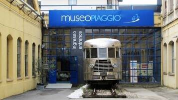 L'ingresso di un museo con un treno d'epoca esposto di fronte.