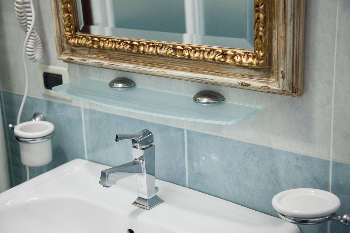 Douche, douche à « effet pluie », sèche-cheveux, bidet