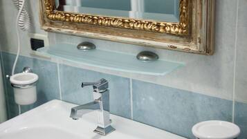 Shower, pancuran hujan, pengering rambut, dan kloset