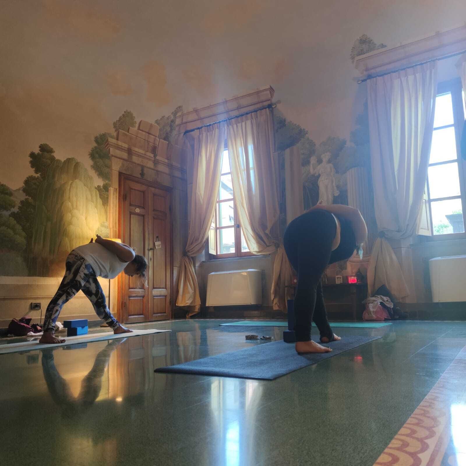 Une pièce avec un grand miroir, une porte en bois et une statue.