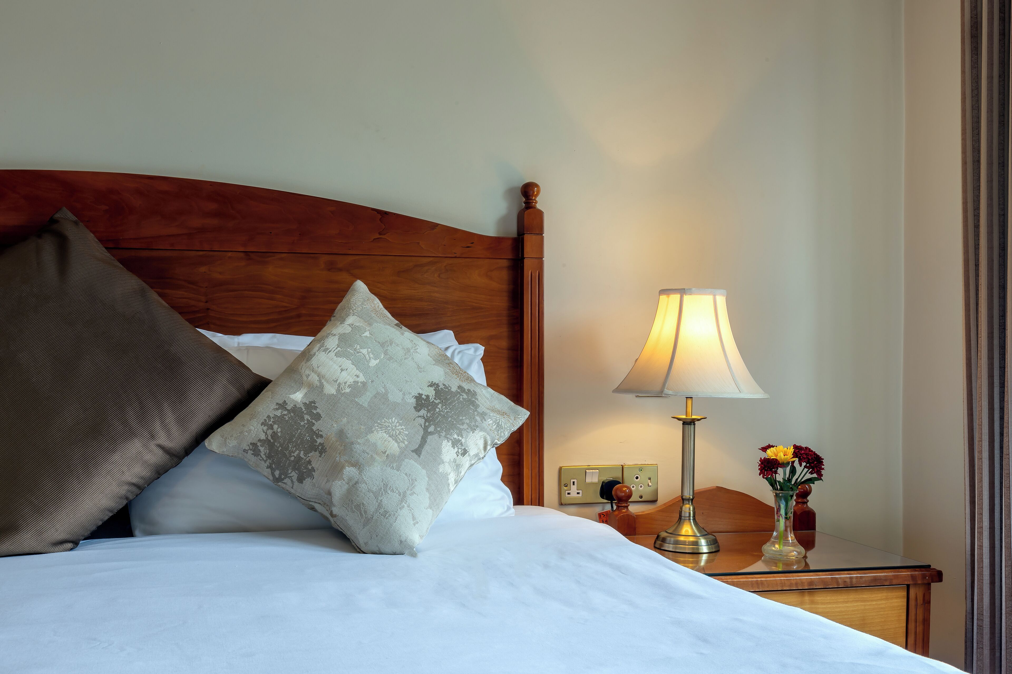 desk, iron/ironing board, free wifi