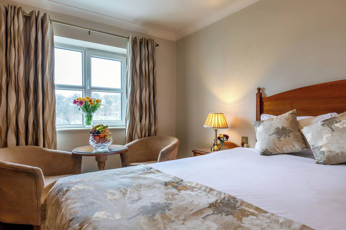 desk, iron/ironing board, free wifi