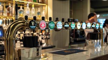 Un bar con grifo de diversas marcas de cerveza.