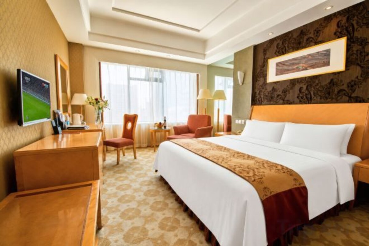 Down comforters, in-room safe, desk, blackout drapes