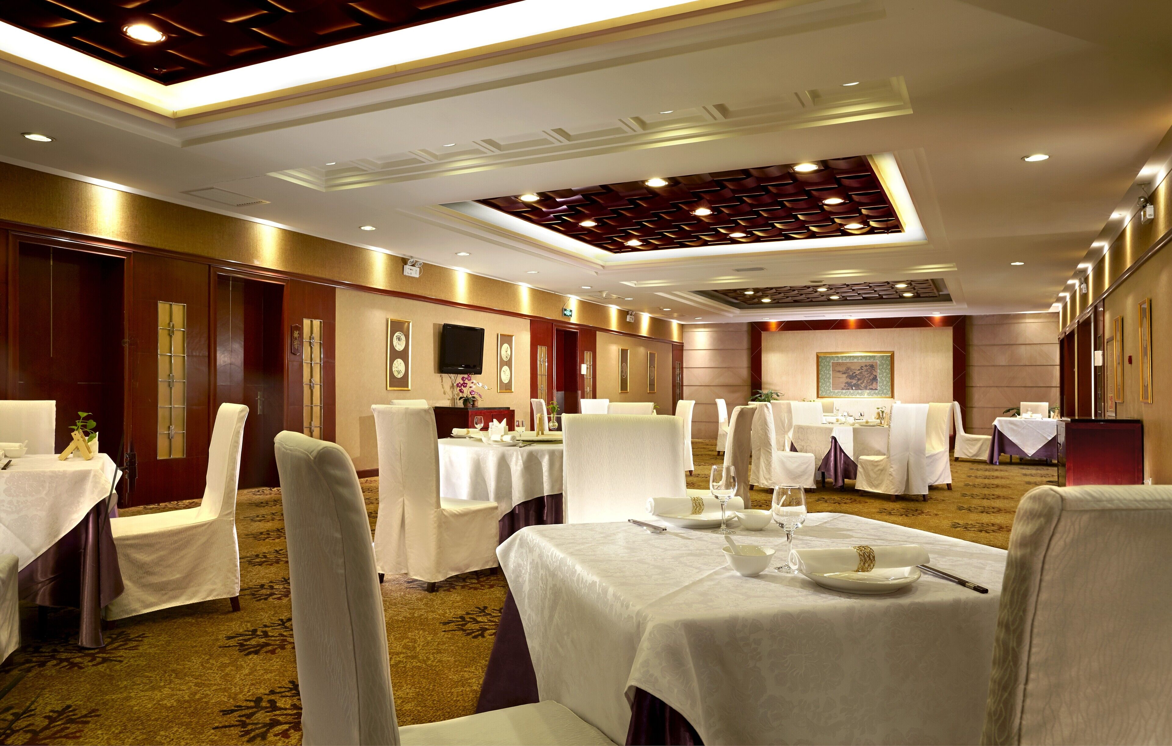 3 restaurants, breakfast, lunch, dinner served; chinese cuisine