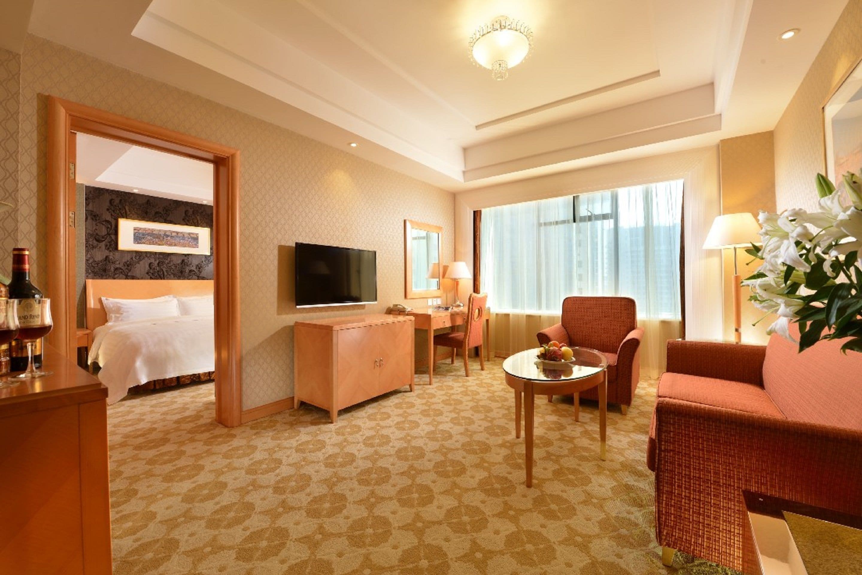 deluxe suite | minibar, in-room safe, desk, blackout curtains