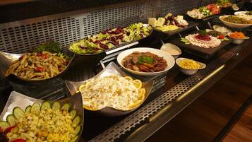 Desayuno completo diario (AED 55 por persona)