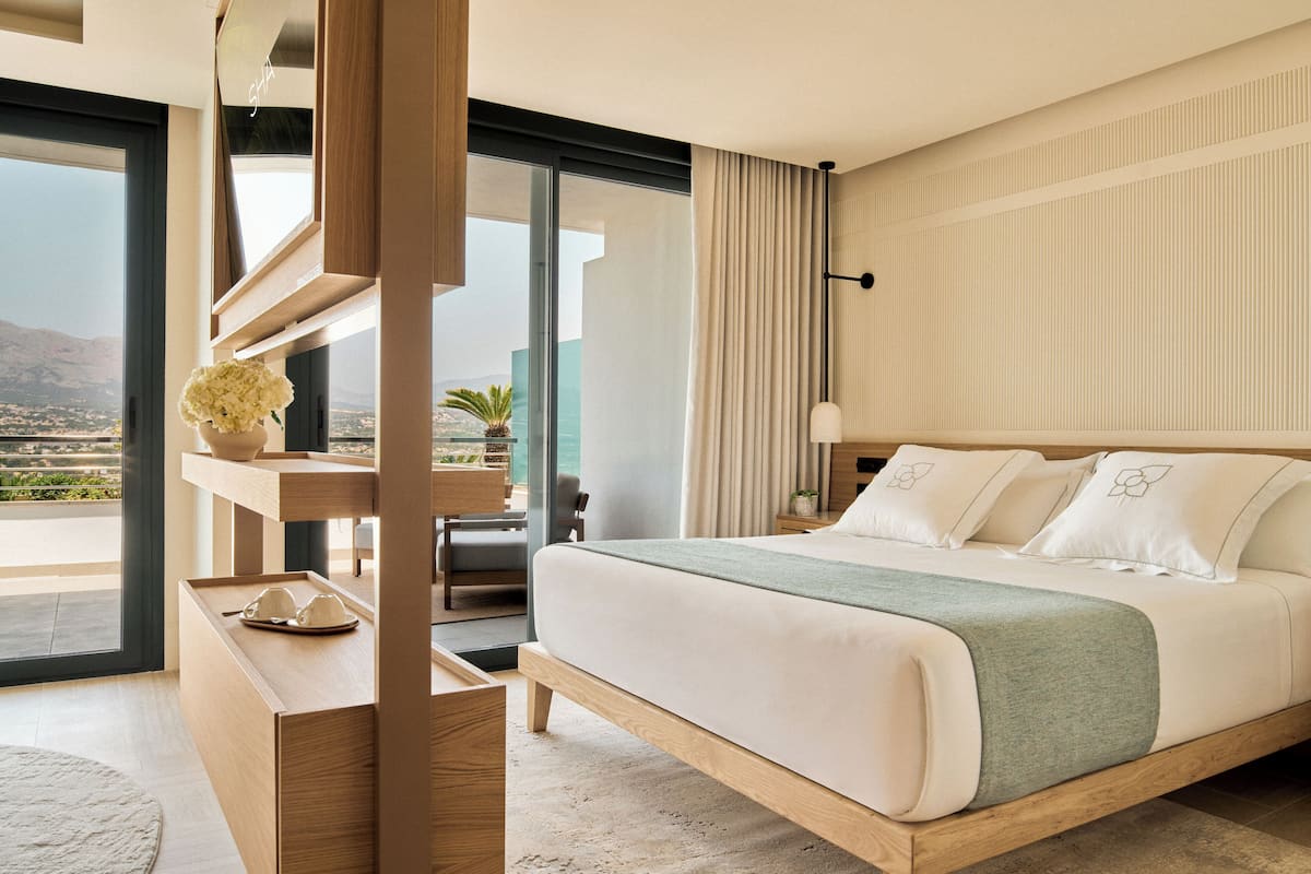 Premium bedding, in-room safe, desk, laptop workspace