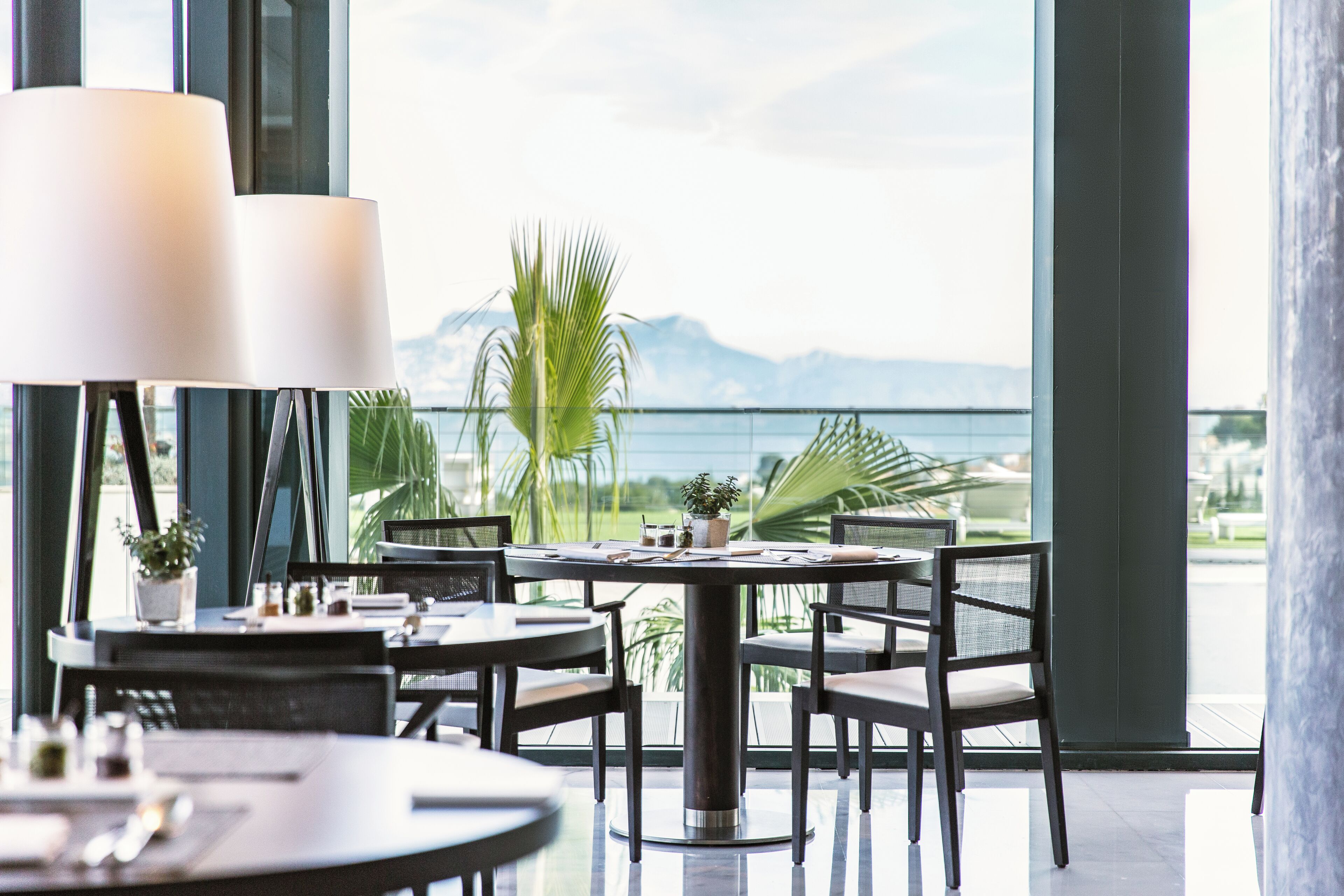 S'hi serveixen esmorzars, dinars, sopars i plats de cuina de fusió 