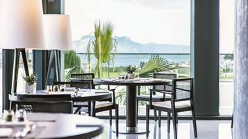 Breakfast, lunch, dinner served; Fusion cuisine