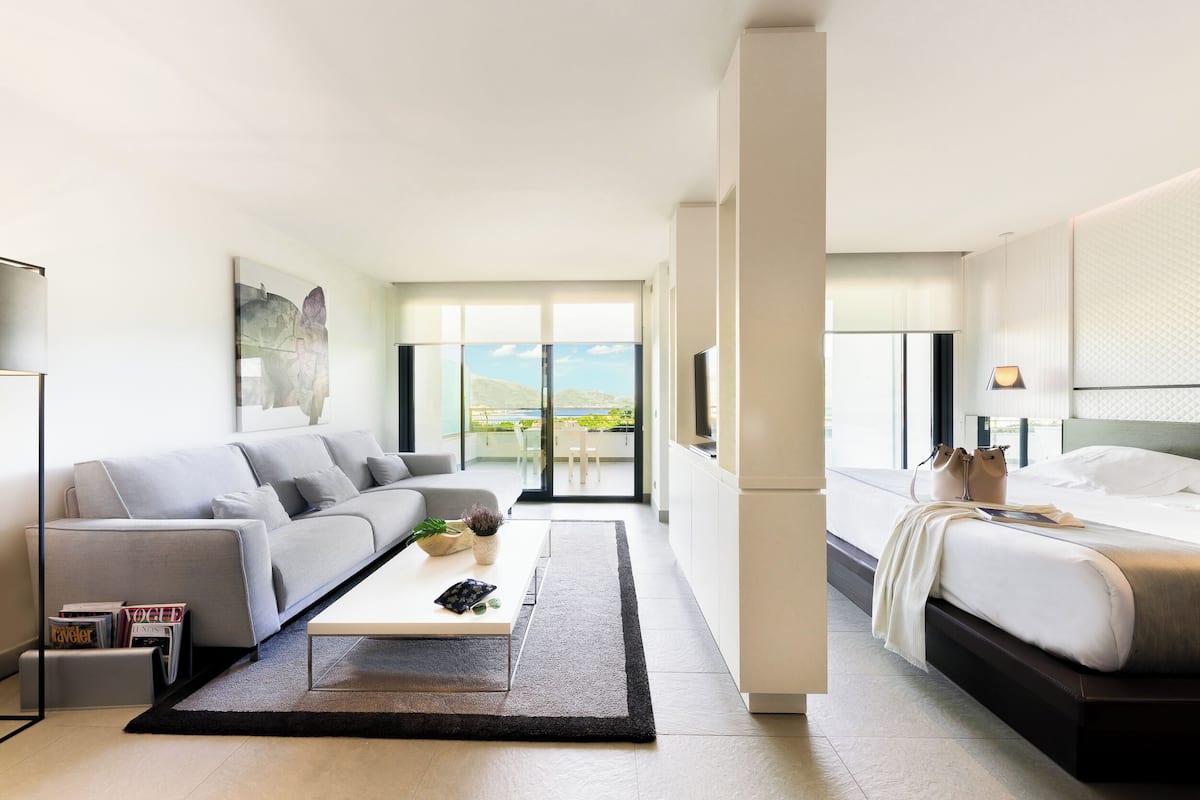 Premium bedding, in-room safe, desk, laptop workspace