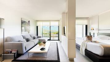 أغطية فراش متميزة وخزنة داخل الغرفة ومكتب ومساحة عمل للكمبيوتر المحمول