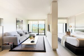 Seprai premium, brankas, meja kerja, dan ruang kerja ramah laptop