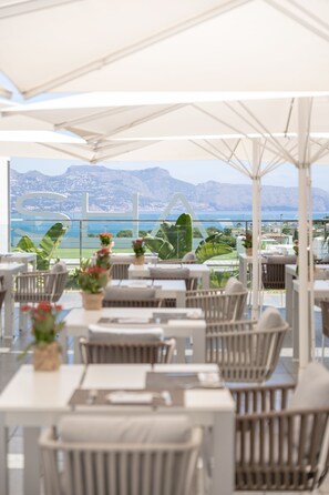 Breakfast, lunch and dinner served - SHA Spain (L'Alfas del Pi)