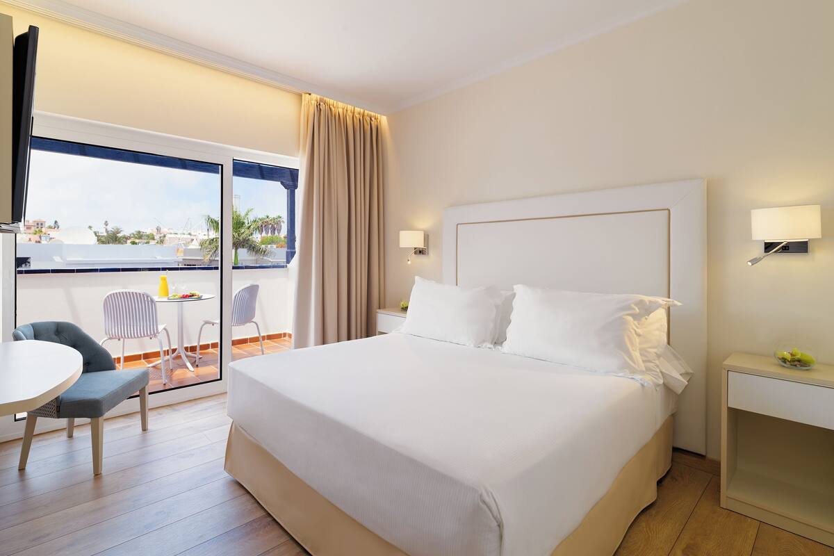 Minibar, skrivbord, gratis wi-fi och sängkläder