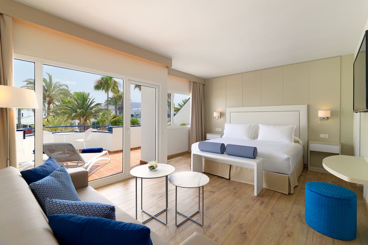 Minibar, desk, free WiFi, bed sheets