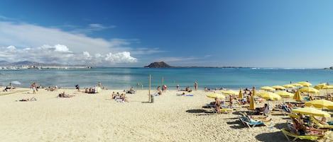 Una spiaggia nelle vicinanze