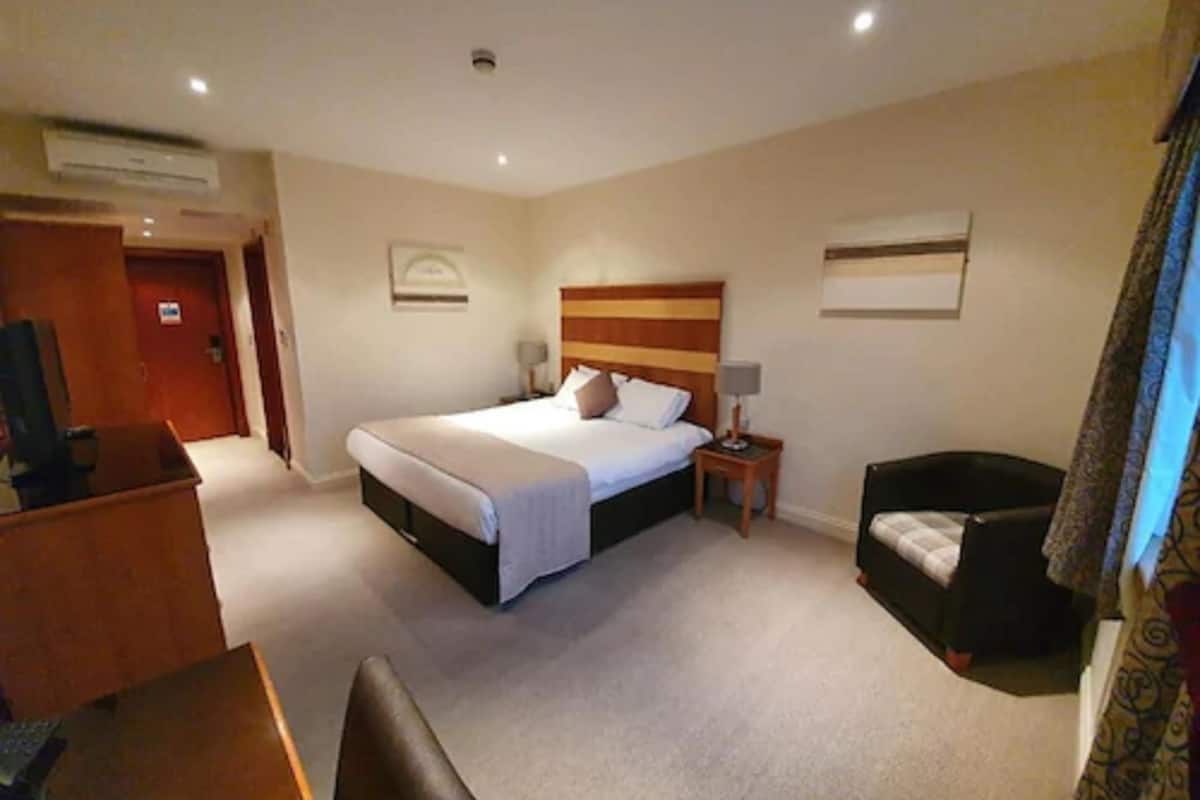 standard double room (ensuite) | in-room safe, desk, iron/ironing board, free wifi