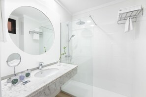 Tina con regadera, secadora de cabello, bidet, toallas 