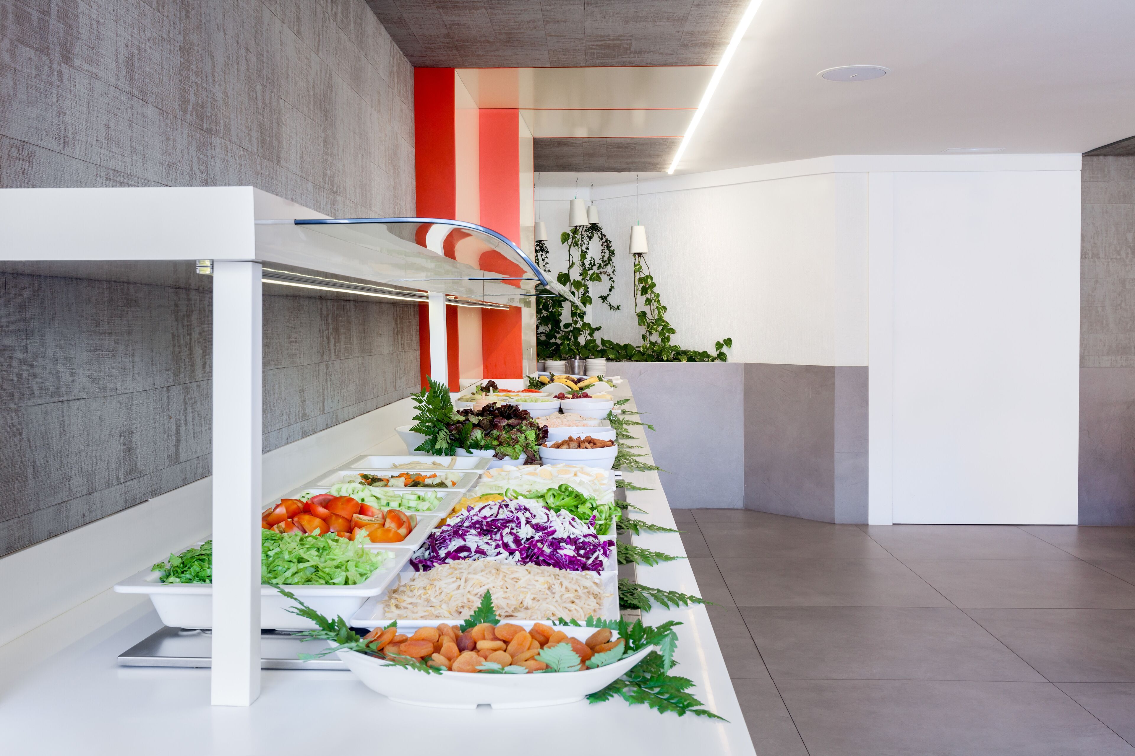 2 restaurants, lunch served, international cuisine