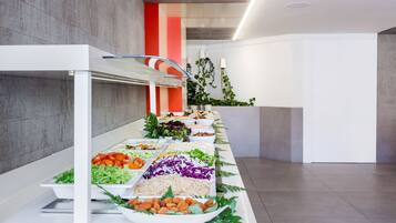 2 restaurants, lunch served, international cuisine