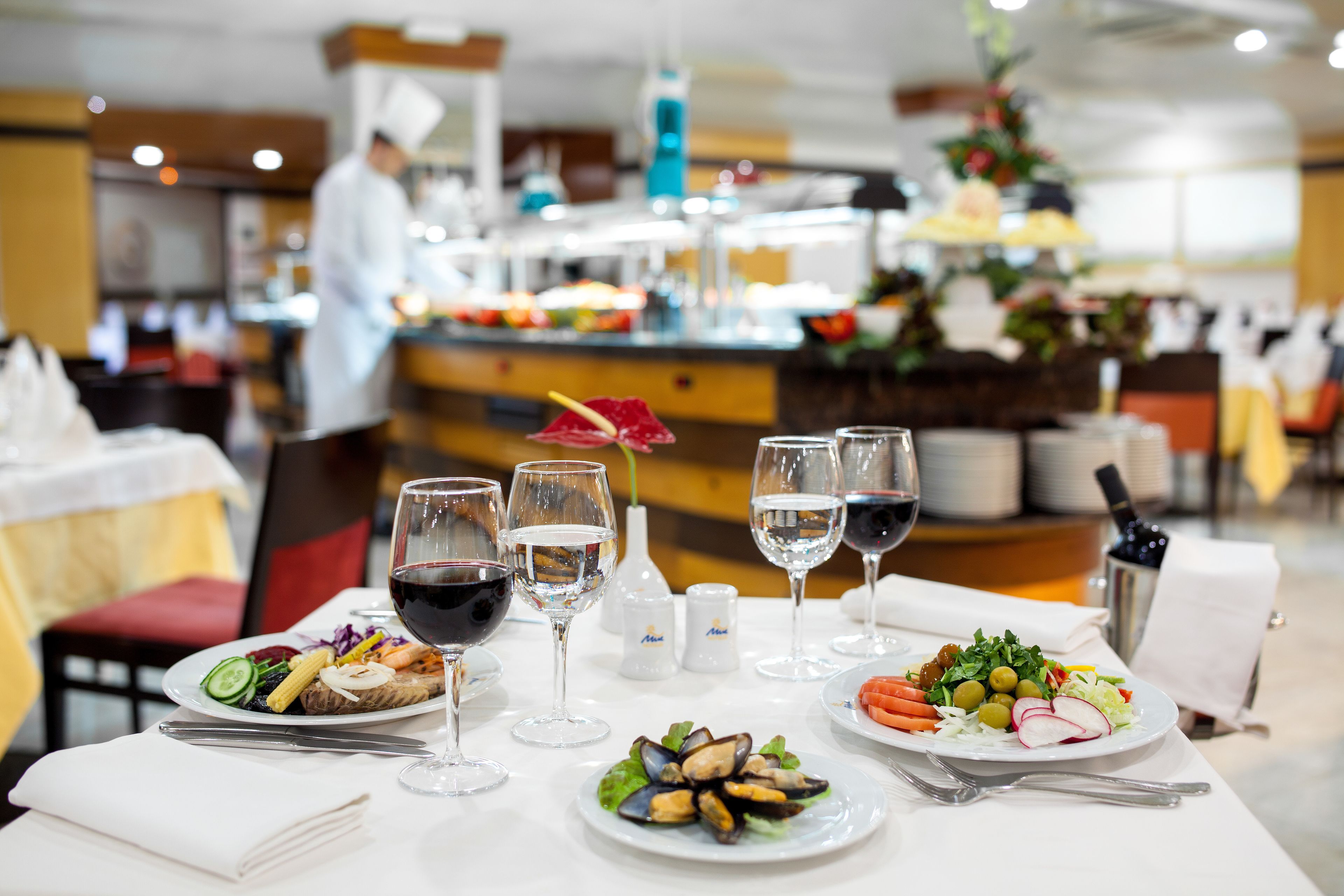 2 restaurants, lunch served, international cuisine