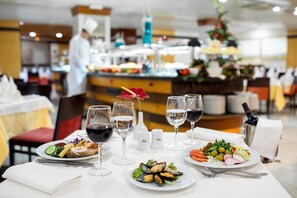 2 restaurantes, se sirve almuerzo, cocina internacional 