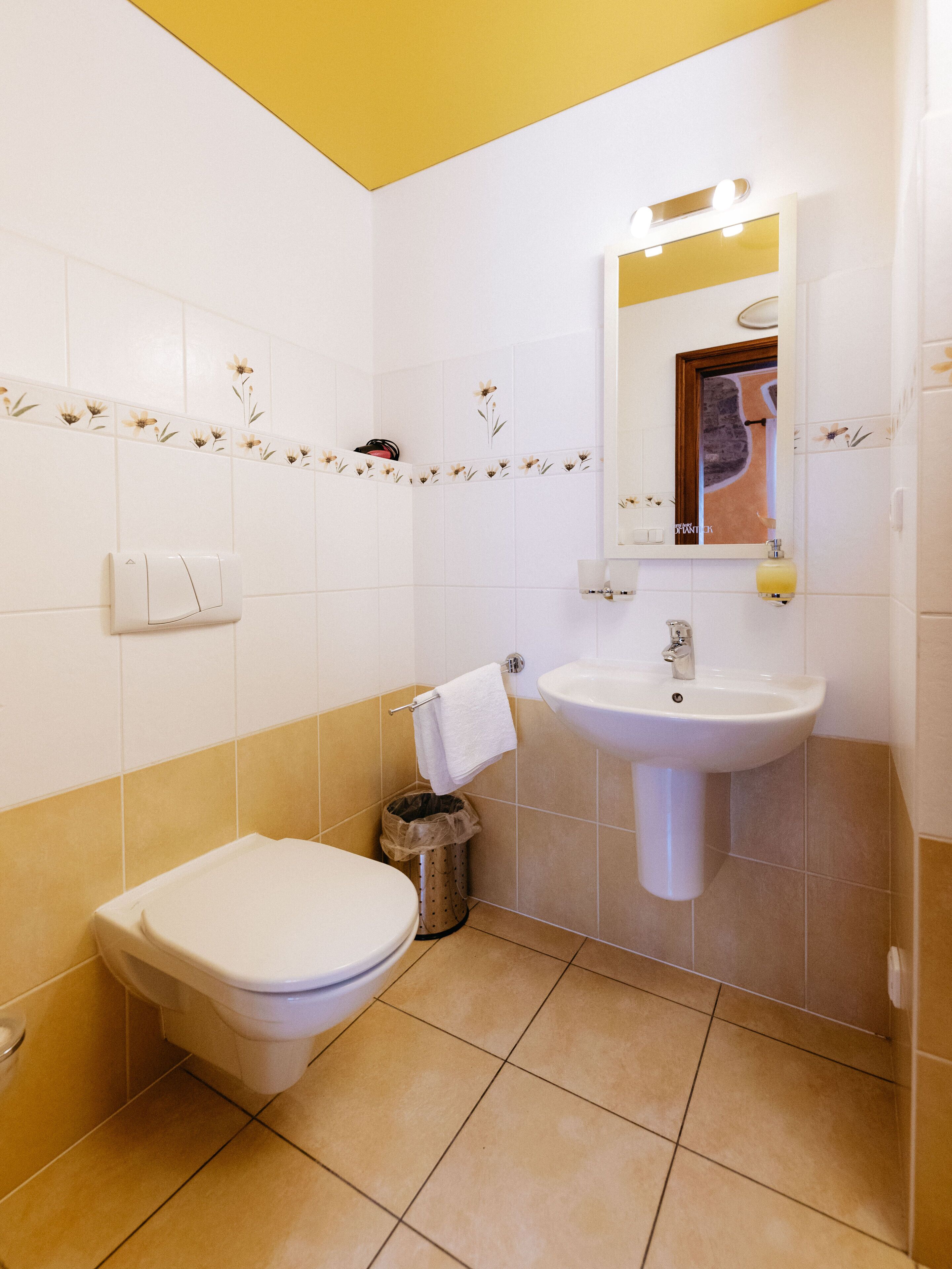 Un baño con inodoro, lavabo y espejo.