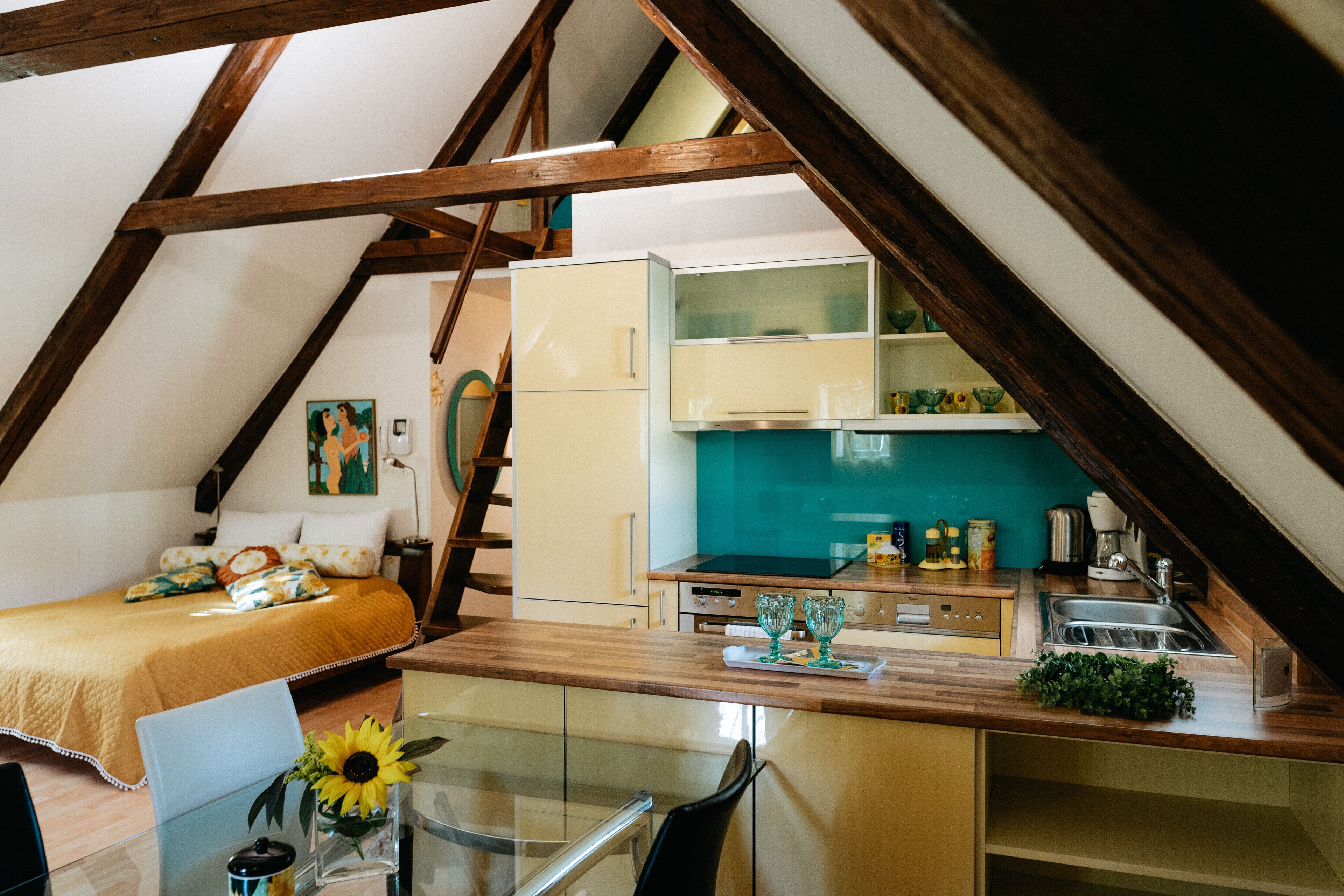 suite, 2 bedrooms | private kitchenette | electric kettle