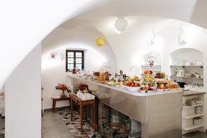 Bữa sáng buffet hàng ngày với phụ phí nhỏ 