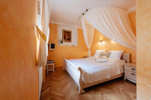 Double Room (with extra bed) | Premium bedding, minibar, in-room safe, individually decorated - Boutique Hotel Romantick (Cesky Krumlov)