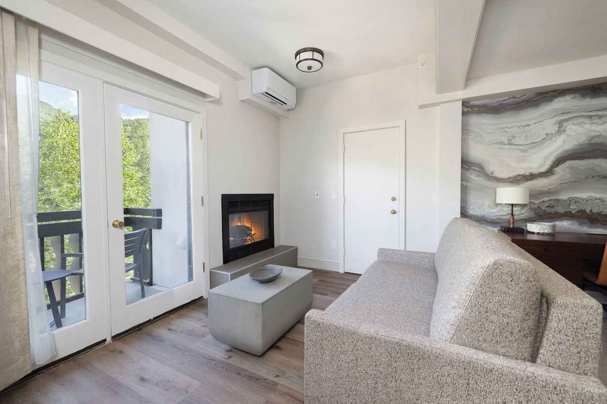Premium Room, 1 King Bed, Fireplace | Premium bedding, Tempur-Pedic beds, in-room safe, laptop workspace