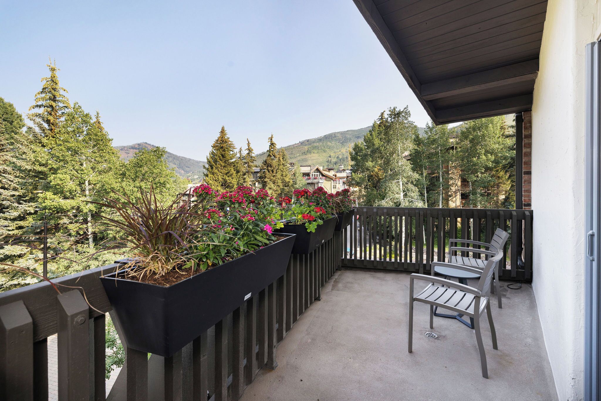 deluxe room, 1 king bed, mountain view | premium bedding, tempur-pedic beds, in-room safe, laptop workspace