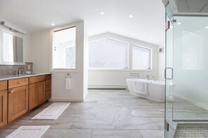 Penthouse familiar, 4 habitaciones, Terraza, vista a la montaña | Baño | Regadera, amenidades de baño gratuitas, secadora de cabello, batas 