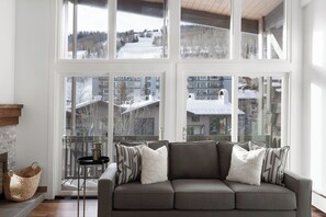 Familjepenthouse - 4 sovrum - terrass - utsikt mot bergen | Vardagsrum | 55-tums smart-tv med kabelkanaler, Netflix och Hulu