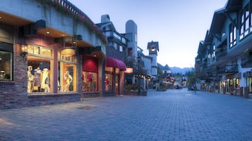 Fachada de la propiedad por la tarde o noche