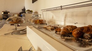 A breakfast buffet with pastries and a coffee machine. - Villa Montarioso (Monteriggioni)