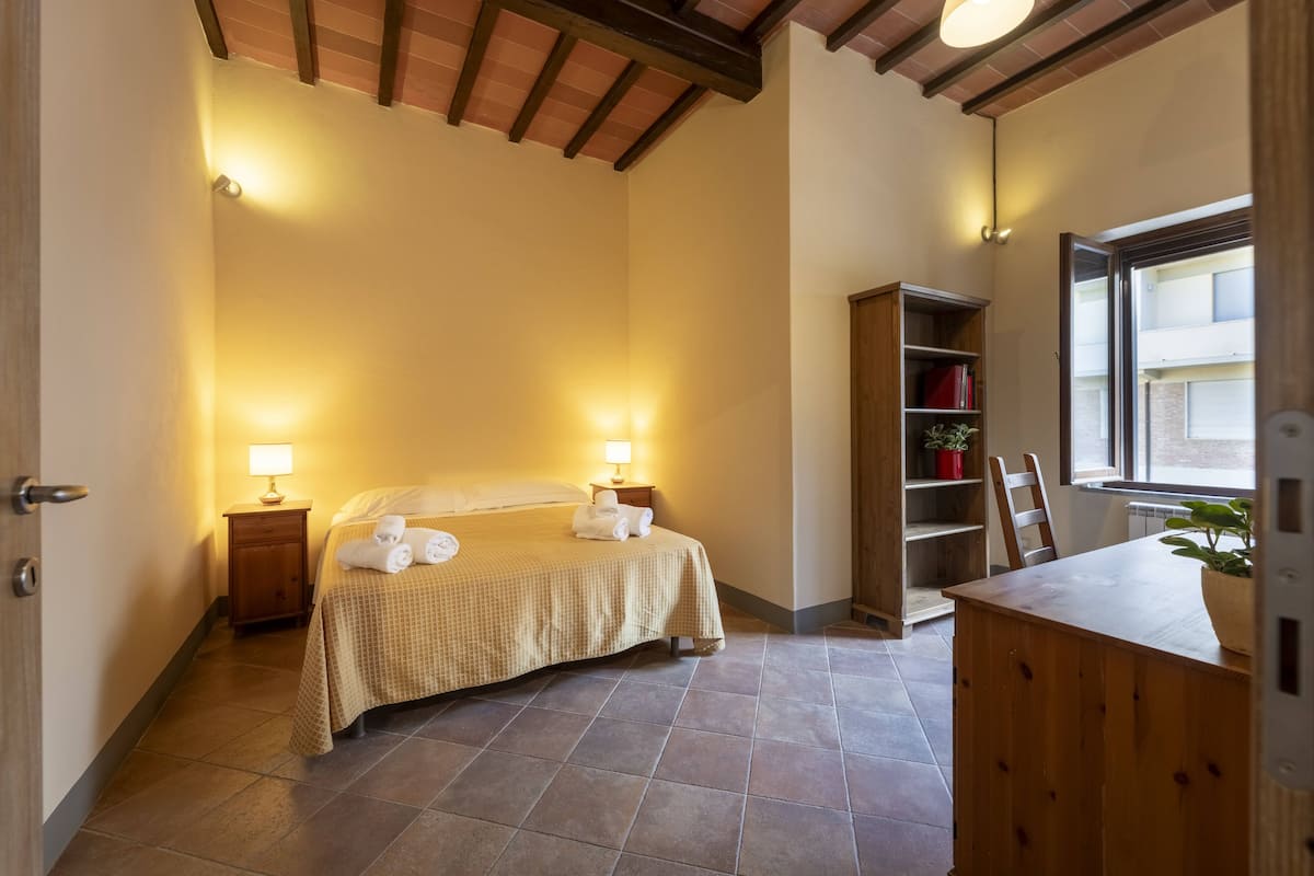 Perhehuone, oma kylpyhuone, näköala puutarhaan | Tallelokero huoneessa, työpöytä