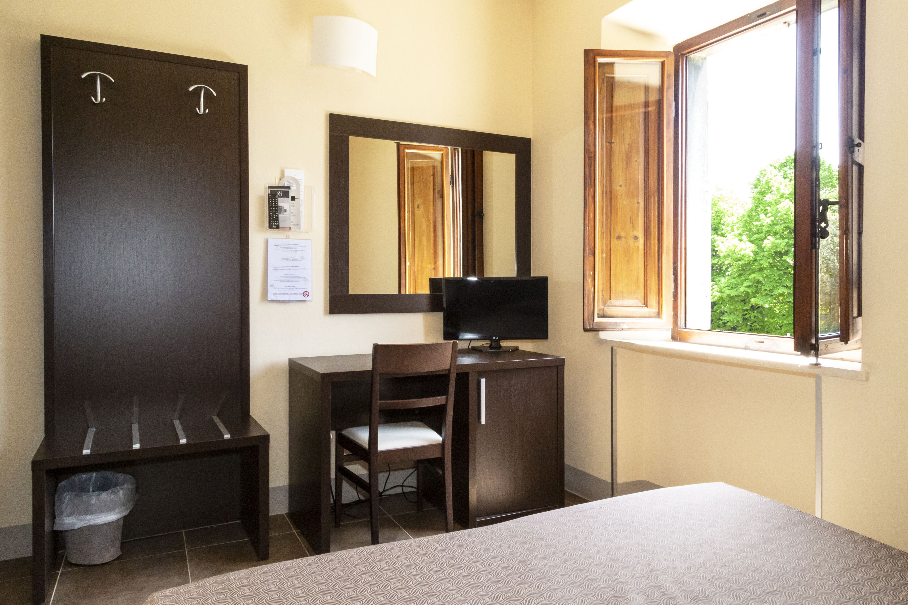 Caja de seguridad en la habitación y escritorio 