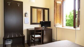 Caja de seguridad en la habitación y escritorio