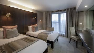 Executive Double or Twin Room, 1 Bedroom | Peti besi dalam bilik, meja, ruang kerja komputer riba 