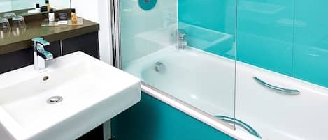 Un bagno moderno con un lavandino bianco, una doccia vetrata e piastrelle color acquamarina.