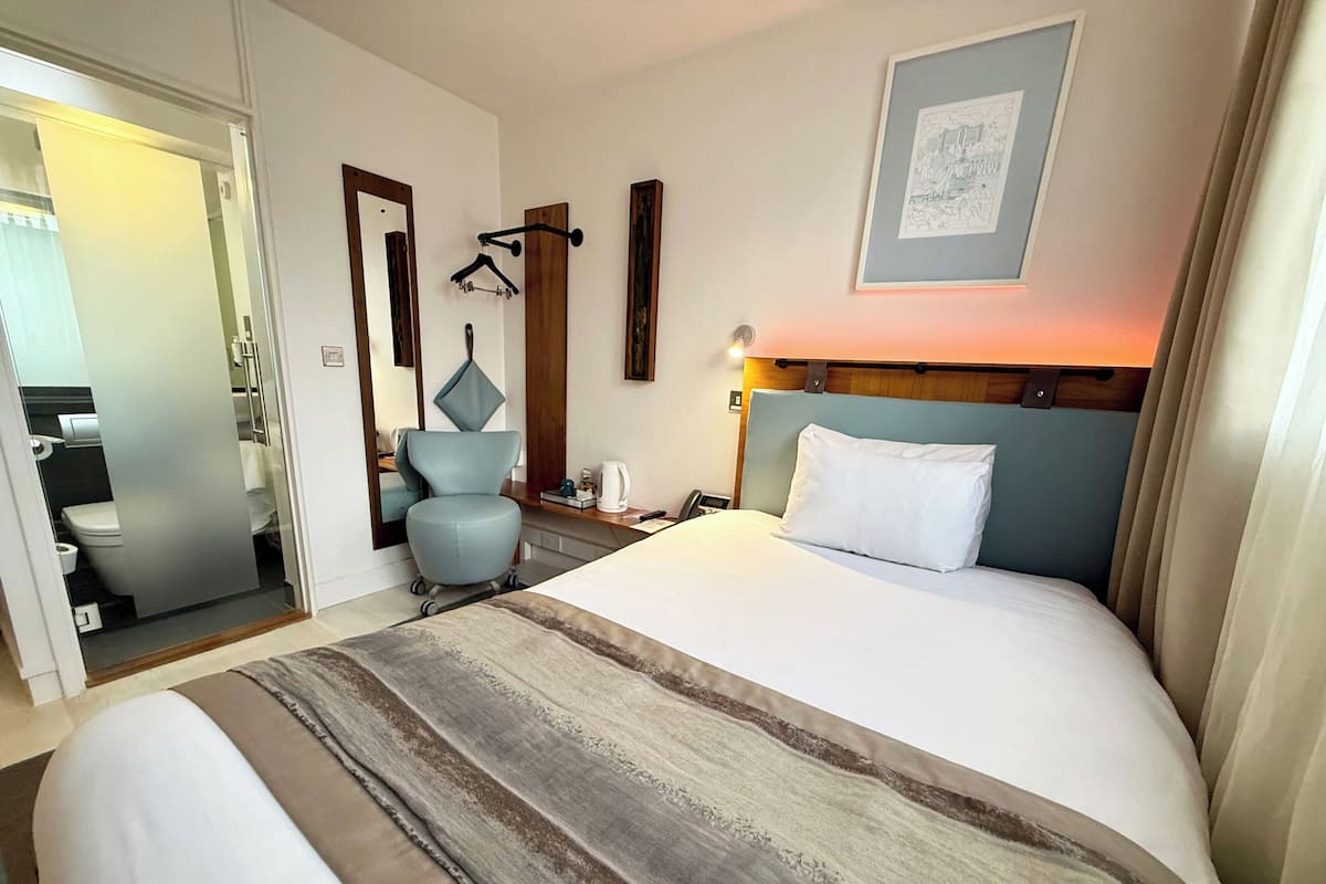 City Single Room, 1 Bedroom | Peti besi dalam bilik, meja, ruang kerja komputer riba