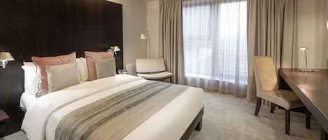 Escritorio, espacio para trabajar con laptop y wifi gratis