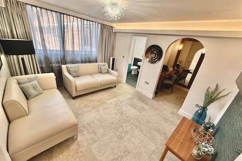 Executive Suite, 1 Bedroom | Living area | 32-inch LED TV with digital channels, TV