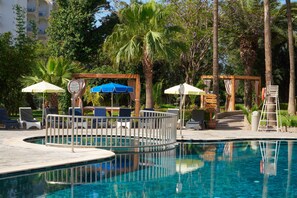 Piscine extérieure, parasols de plage, chaises longues