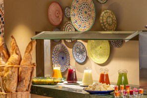 Petit déjeuner buffet servi tous les jours en supplément