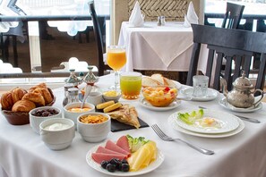 Petit déjeuner buffet (90 MAD par personne)